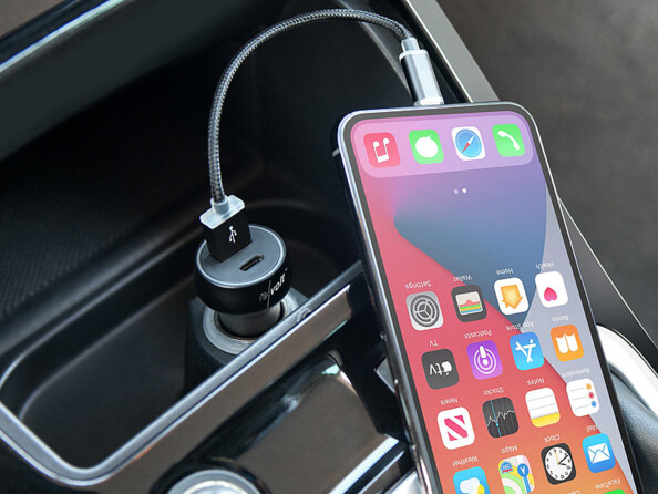 Smartphone en train de charger via l'allume cigare