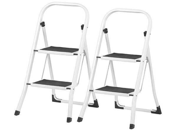 Deux escabeaux compacts avec 2 marches chacun.