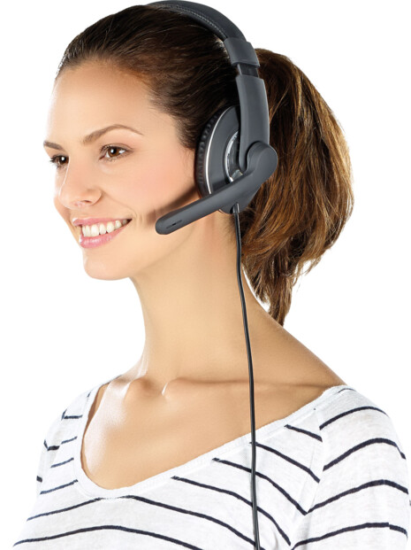 Femme portant le micro-casque GH-100 Auvisio sur la tête