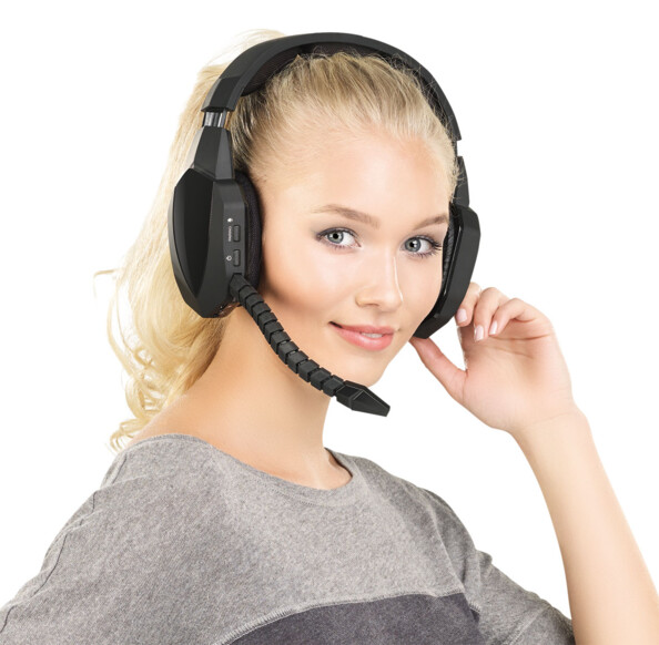 femme utilisant le Micro-casque sans fil spécial gaming avec prise TOSLINK GHS-500.air