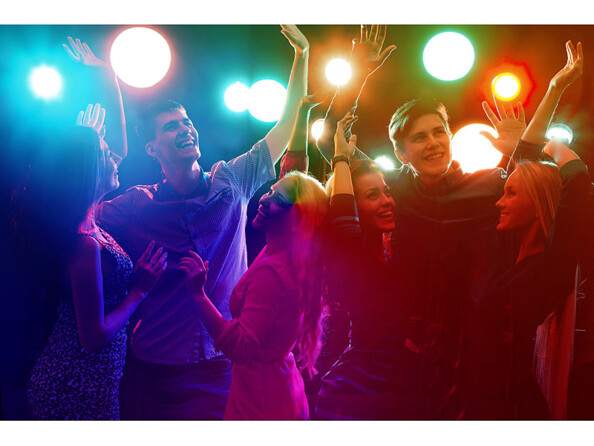 Utilisation d'un projecteur pour unefête entre amis haute en couleur