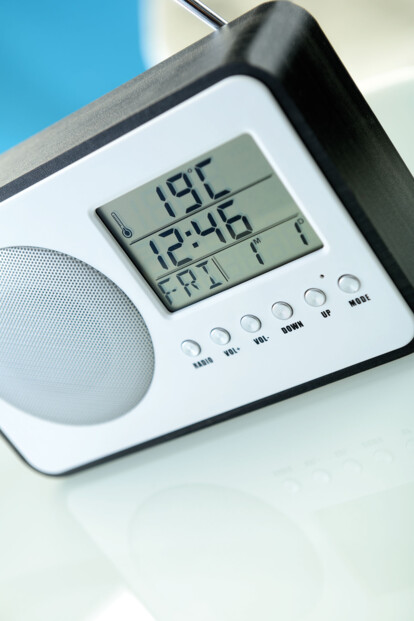 Radio-réveil design avec choix des fréquences digital - Gris