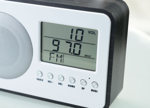 Radio-réveil design avec choix des fréquences digital - Gris