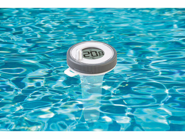 Mise en situation d'un thermomètre numérique PT-310 immergé aux trois-quarts dans l'eau d'un bassin