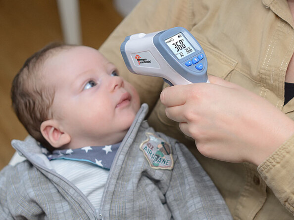 Thermomètre sans contact IRT-60. Mis en situation avec un bébé