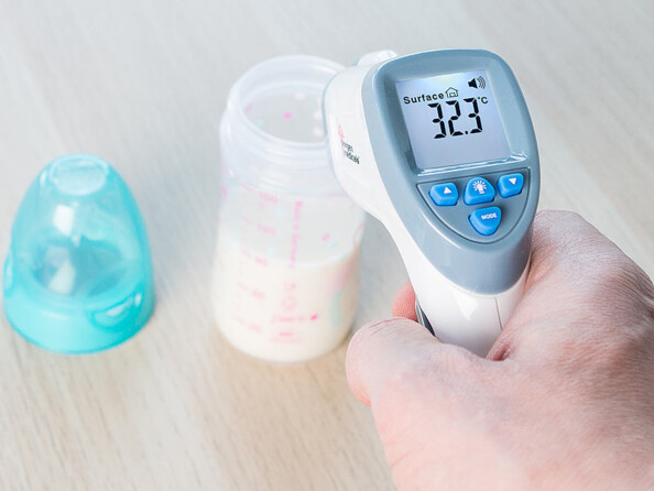 Thermomètre IRT-60 qui prends la tempèrature du contenu d'un biberon