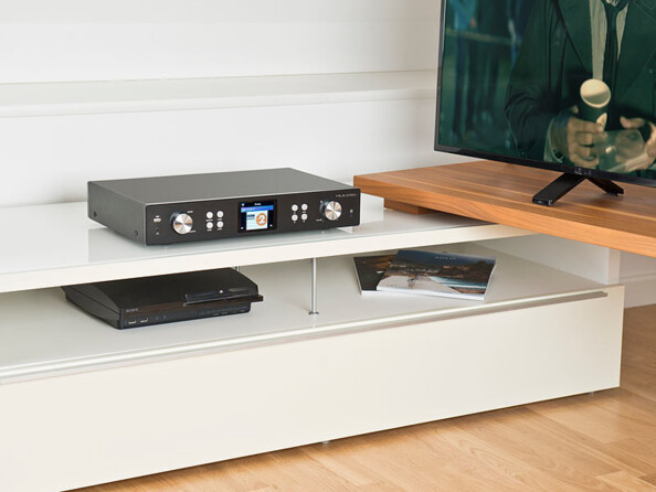 station de radio internet fm et dab+ disposée sur un meuble de salon