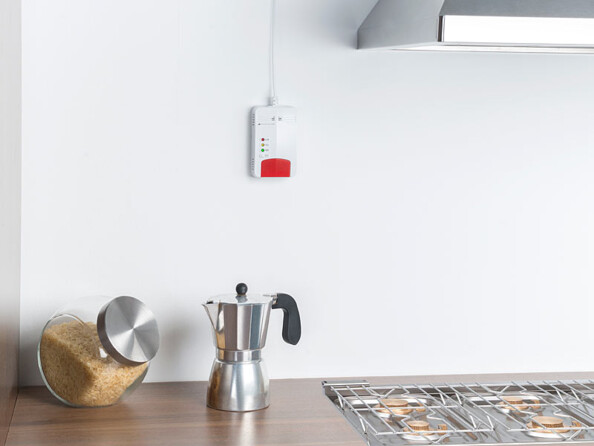 Installation d'un détecteur de gaz connecté VisorTech dans une cuisine.