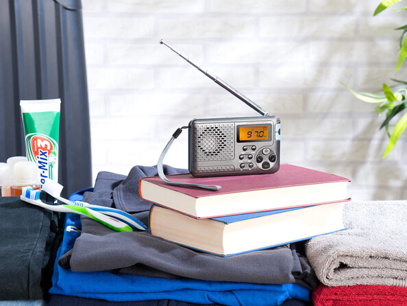 Mini récepteur radio mise en situation sur des livres