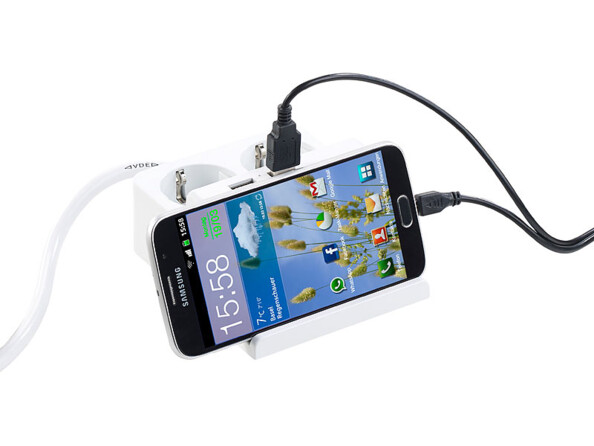 Multiprise de bureau Revolt avec support pour poser son smartphone.