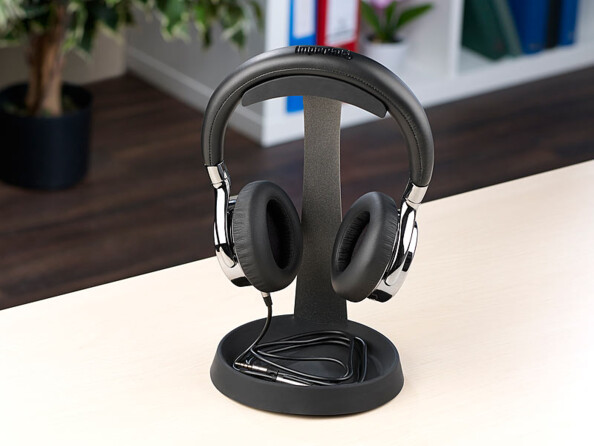 Mise en situation d'un casque sur le support universel pour casque Auvisio