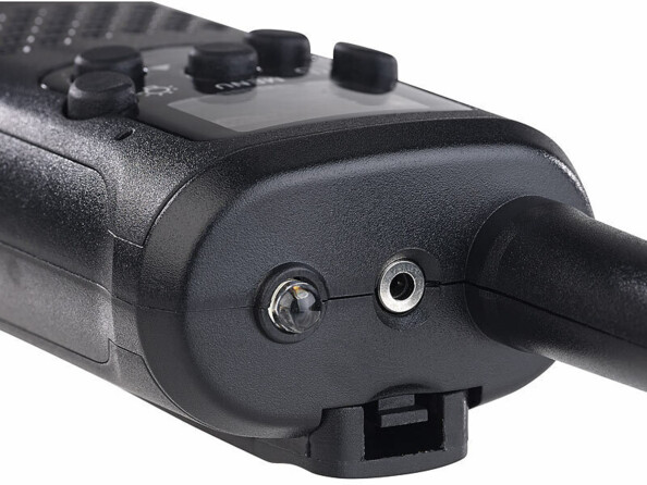 Talkie-walkie WT-250. Gros plan sur la prise casque