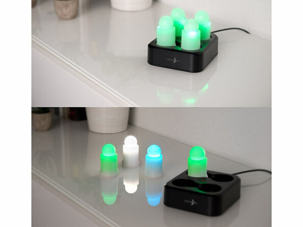 Station de base posée sur un meuble laqué blanc vue en plongée avec 4 bougies LED rechargeables étanches en cours de chargement sur la première image et sorties de leur coque sur la seconde