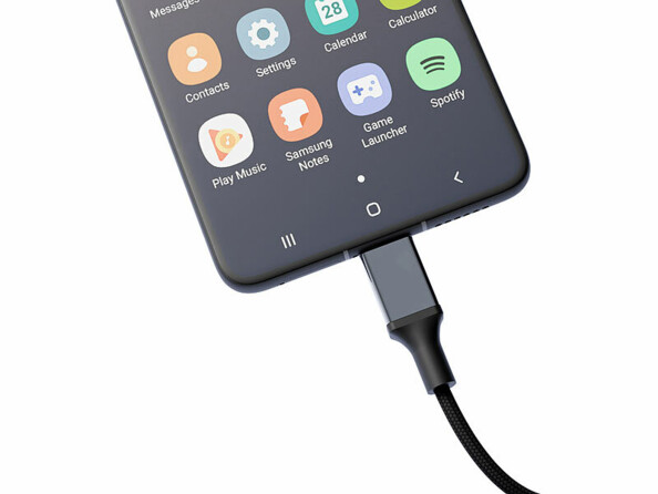 Gros plan sur le branchement du câble USB-C au port de chargement USB-C d'une téléphone portable
