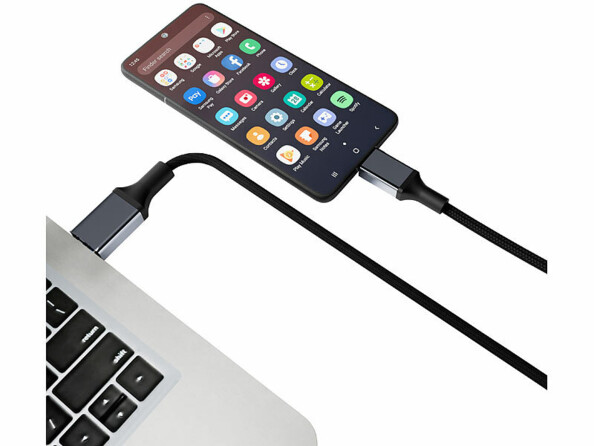 Mise en situation d'un smartphone Android branché à un PC portable par câble USB