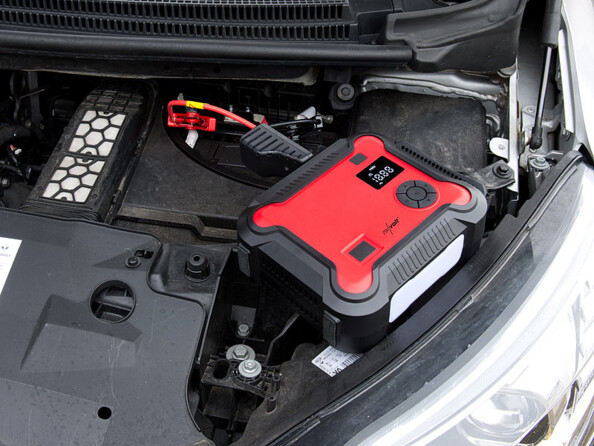 Compresseur batterie PB-135.kfz en mode aide au démarrage d'une voiture.