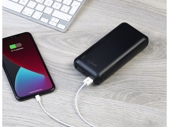 Batterie d'appoint 20.000 mAh Quick Charge 3.0 & Power Delivery mise en situation sur un bureau avec recharge smartphone