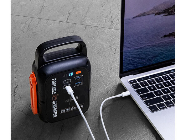 Batterie de secours 22500 mAh avec dynamo et lampe LED. Mise en situation avec un pc portable.