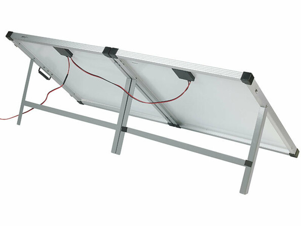 Vue arrière du panneau solaire déplié avec pieds de support dépliés et câble de raccordement noir et rouge 5 m branché à chacune des deux faces du panneau