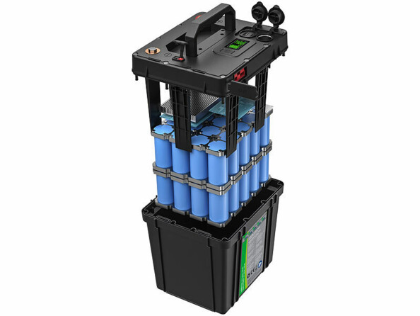Vue éclatée de l'intérieur de la batterie LiFePO4 avec 32 blocs batteries bleus, boîtier de protection noir, poignée sur le dessus avec divers connecteurs dont 1 prise allume-cigare, 2 bornes à cosses, 1 port USB-C, 1 port USB-A, 1 sortie DC avec écran