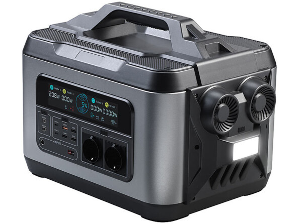 Batterie mobile rectangulaire gris avec poignée de transport sur le dessus, lampe LED sur le côté gauche et panneau de branchement avec écran sur le devant