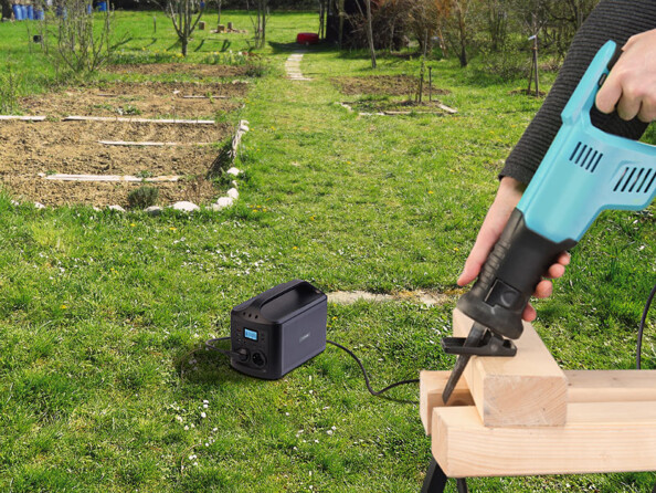 Utilisation d'un outil en extérieur alimenté par batterie