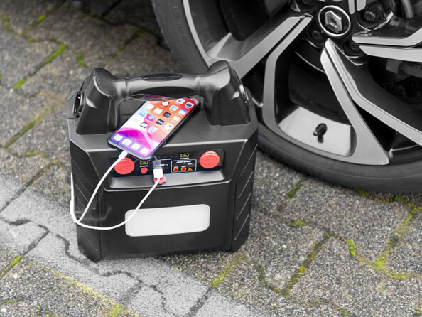 Batterie nomade 40 Ah avec aide au démarrage pour véhicule PB-600.kfz .Mise en situation avec un smartphoine.