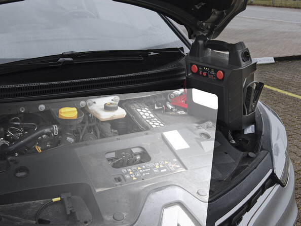 Batterie nomade 40 Ah avec aide au démarrage pour véhicule PB-600.kfz .Mise en situation avec la lampe de secours