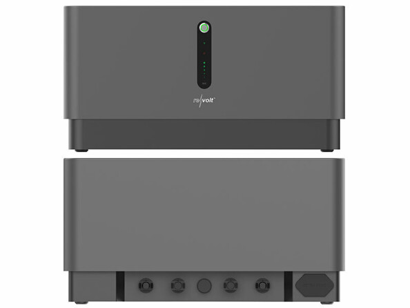 Vues avant et arrière de la batterie solaire Revolt coloris anthracite avec voyant LED, pieds de support et prises de raccordement