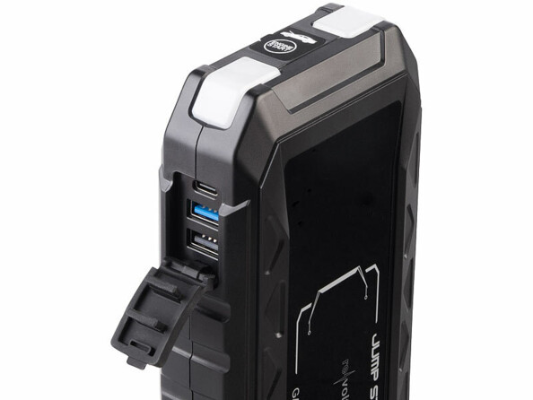 Booster pour batterie de voiture PB-815.kfz vu zoomé de côté sur les ports USB-C et USB-A avec cache etanche