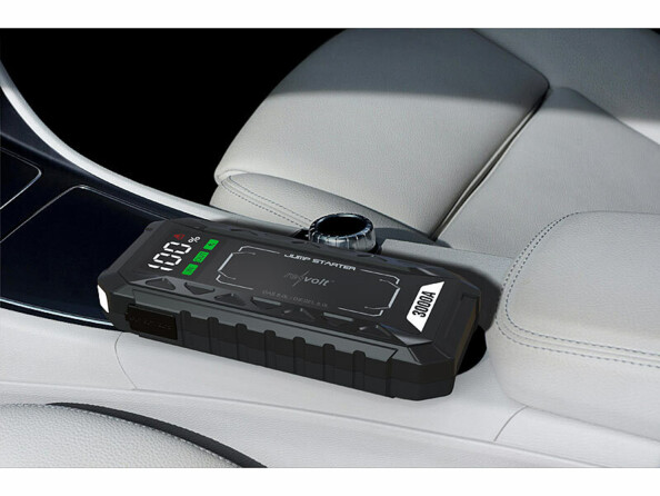 Booster pour batterie de voiture PB-815.kfz posé dans l'habitacle