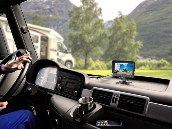 Caméra de recul filaire avec grand écran couleur PA-500 vue sur un tableau de bord
