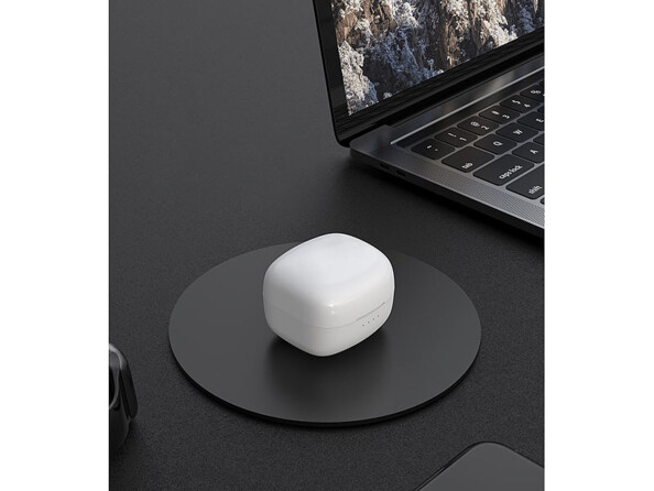 Ecouteurs true-wireless connectés avec bluetooth 5.0 et réduction de bruit IHS-625.app vue du boîtier sur un bureau