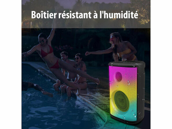 Enceinte BT étanche mise en situation à côté d'une piscine