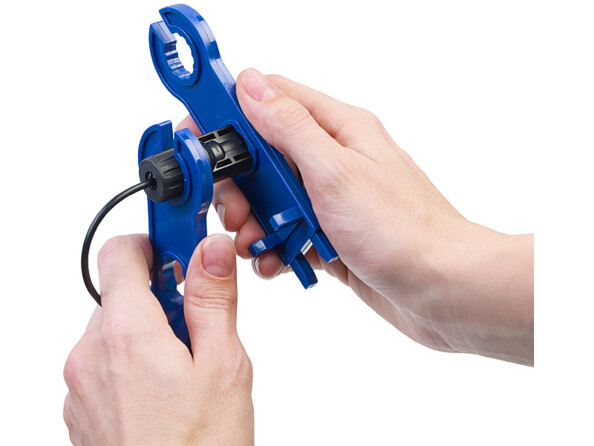 Kit de connexion 24 pièces avec raccords MC4 pour panneau solaire vue de l'outil de serrage en situation