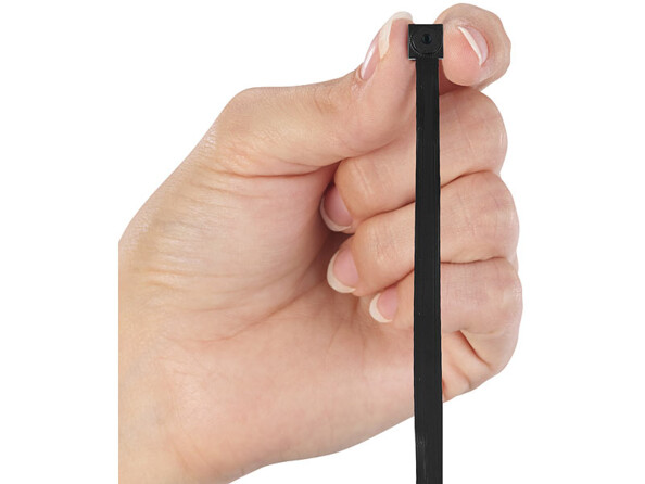 Micro caméra HD sans fil DV-281.Mini avec capteur de mouvement et télécommande mise en situation dans une main