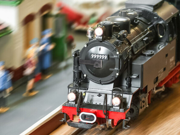 Mini caméra 4K télécommandée avec capteur de mouvement mise en situation sur un train modèle réduit