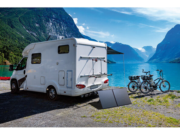 Mise en situation Panneau solaire mobile et pliable de 80 watts avec régulateur de charge jusqu'à 10 A