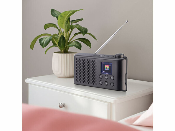 Radio DAB+/FM avec batterie et bluetooth 5.4 mise en situation sur un chevet