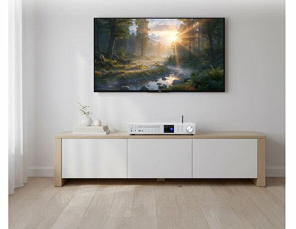 Tuner connecté IRS-825 avec radio Internet / FM / DAB+ / CD / bluetooth 5.2 vu de face sur un meuble bas dans un salon