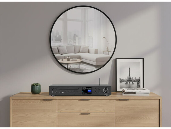 Tuner connecté IRS-825 avec radio Internet / FM / DAB+ / CD / bluetooth vu de face posé sur un meuble dans un salon