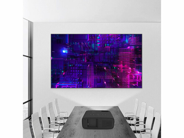 Projection d'un design futuriste sur un mur blanc d'une salle de réunion d'entreprise