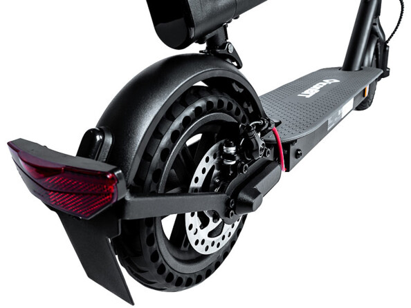 Trottinette détail de la roue, arrière, des freins et du feu arrière.