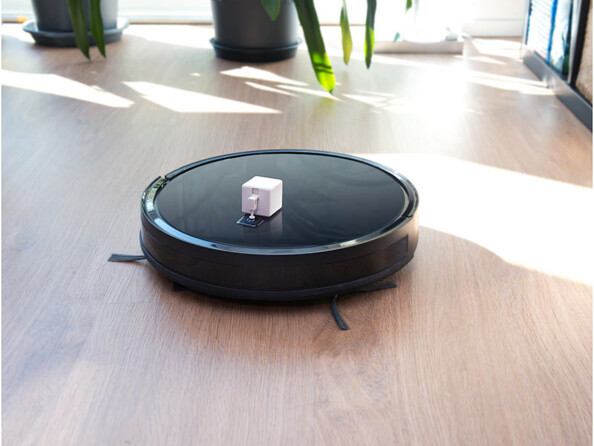 Actionneur d'interrupteur connecté avec commandes vocales mise en situation sur robot aspirateur