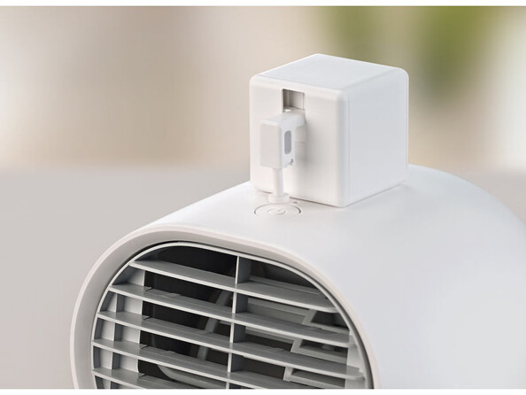 Actionneur d'interrupteur connecté avec commandes vocales mise en situation avec un ventilateur