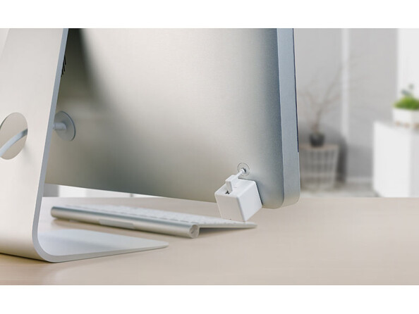 Actionneur d'interrupteur connecté avec commandes vocales mise en situation sur un iMac