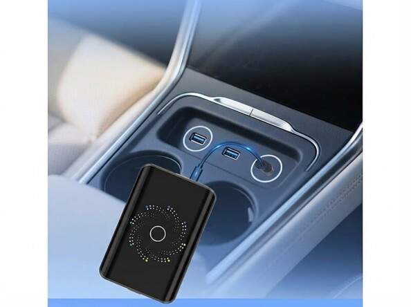 Adaptateur sans fil CarPlay et Android Auto connecté mis en situation dans un véhicule branché sur USB