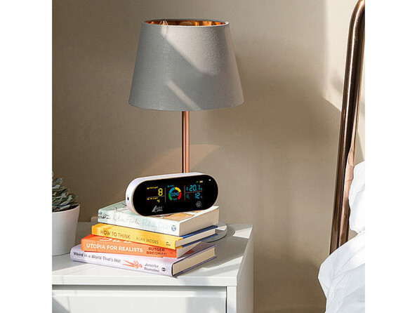 Système de voyants pour affichage de la qualité de l'air. Mise en situation sur une table de nuit