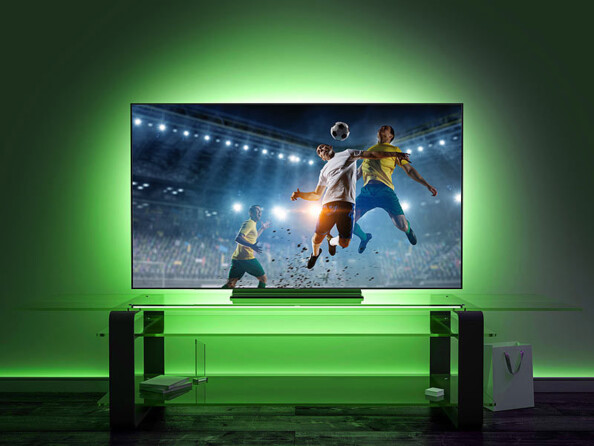 Bande LED RVB USB connectée et intelligente à commandes vocales WRL-34 mise en situation à l'arrière d'une TV lumière verte