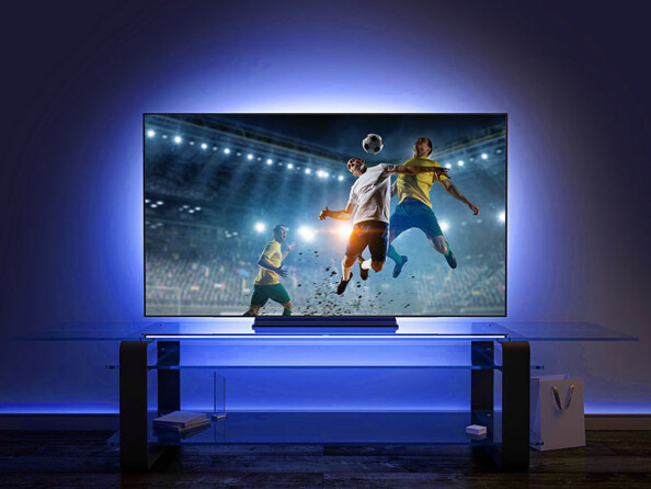 Bande LED RVB USB connectée et intelligente à commandes vocales WRL-34 mise en situation à l'arrière d'une TV ,lumière bleu